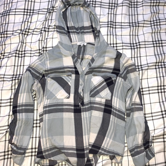 Women’s plaid shirt. - Picture 1 of 2